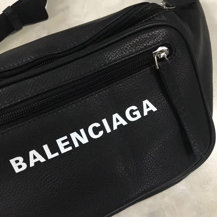 BALENCIAG巴黎世家 爆款 專櫃同步更新 斜挎胸包腰包 小牛皮材質 前面拉鏈口袋 簡約兩用包  BL1513